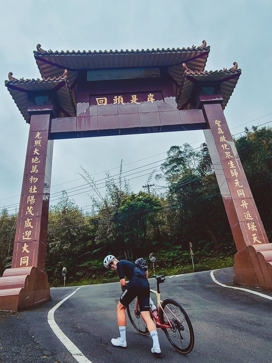 anson029's tweet photo. [spring]
默默的來到了三月天，期待著路線上的粉紅景色，結果今年似乎比想像中的少...

在回程的路上卻意外的發現開的不錯的櫻花，果然就跟人生一樣，很多事一樣不能強求...

我想該看開了。

#cyclingphotos 
#cyclingphotography
#さくら #桜
#spring #春よ来い
#factor #factorbike
#factorostro https://t.co/yGd6f3aBRw