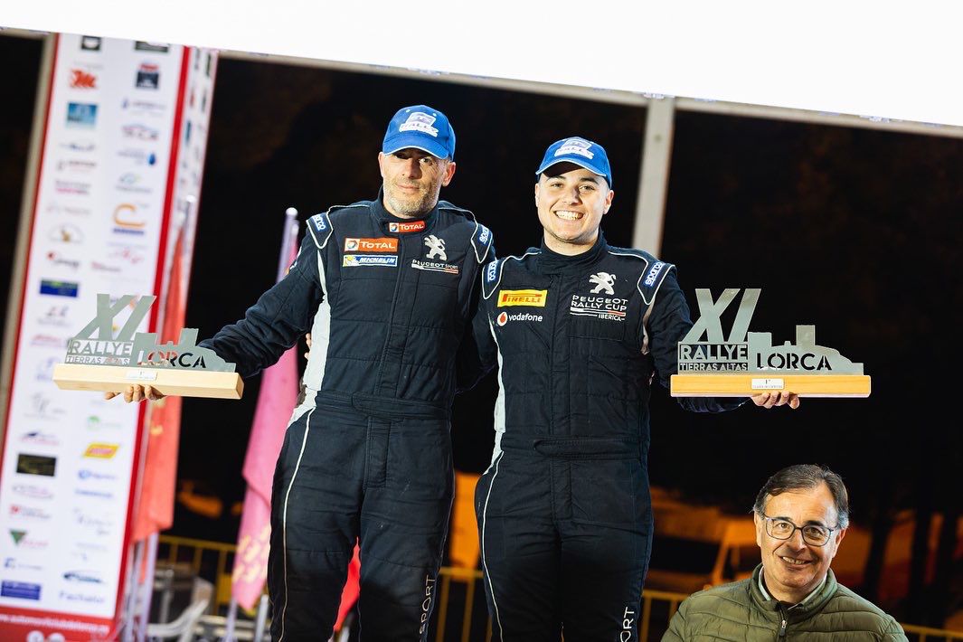 PeugeotES's tweet photo. ¡Doblete del #Peugeot208Rally4 en el inicio del Trofeo 2RM del @SuperCER_RFEDA! Triunfo para @OscarPalomo27 estrenando los colores del @RallyeTeamSpain, que lucirá en el @FIAERC y la @cup_rally. Y 2ª plaza para Delbin García, ganador del @RTierrasAltas dentro de la #BkJuniorRTS. https://t.co/VyTRFv04ne