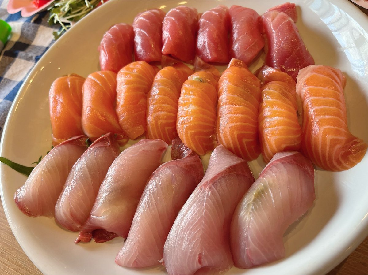 友達にケーキと手作りお寿司でお誕生日のお祝いしてもらった🥳✨
市場で仕入れたネタで作ったお寿司めちゃくちゃおいしいよ〜🍣
ありがとうー!! 