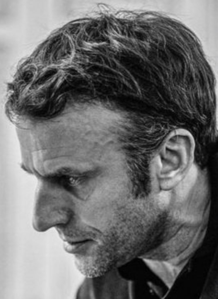 MarikaSorbara's tweet photo. Revoilà le #Macron en scène ..  comme #PieVII ironisait en son temps à propos  de #Napoleon “ COMEDIANTE TRAGEDIANTE ” ça , il sait faire ..#comcomcomcom .. https://t.co/Z2I3ZWXIyY