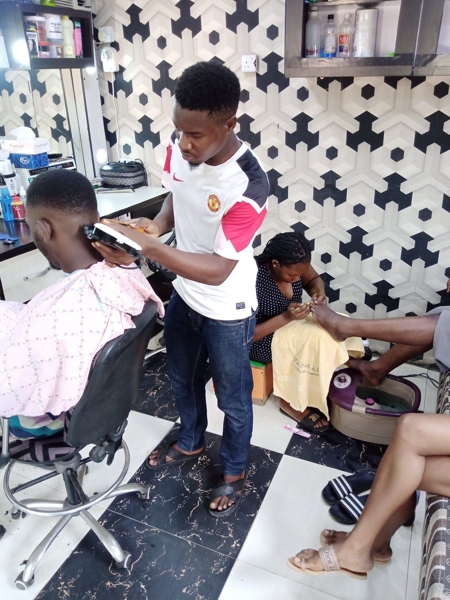 TibaShop's tweet photo. Hello guy am a professional hair stylist in Ibadan I barb for a living and I so much have person for what I do please retweet and like ❤ my hustle my prospective client might be on your timeline 
Thanks in advance TIBA BARBER SHOP 
HOME SERVICE IS AVAILABLE TOO ☎08065920300💈✂️ https://t.co/R2ZIozC4lQ