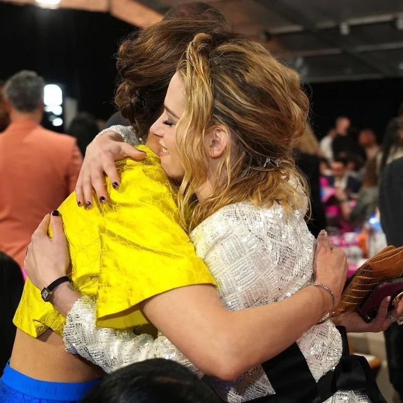 GenStew49's tweet photo. Kristen with Mama B. 😍 Still can't get over this. 😚 @jenniferbeals
@SHO_TheLWord
#CatchThatKid #SBIFF https://t.co/CmjE8oBYHS