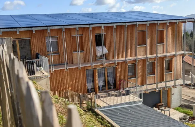 CtrMichelSerres's tweet photo. [#InspirationCMS] L'équipe #QuartiersTransitions #S18 vous partage la création de l’écoquartier de Meys près de Lyon. Toitures en panneaux photovoltaïques, constructions en bois, la @villedelyon répond aux enjeux liés à la transition : https://t.co/wFv2fpMQKJ https://t.co/Ttex5bFN2W