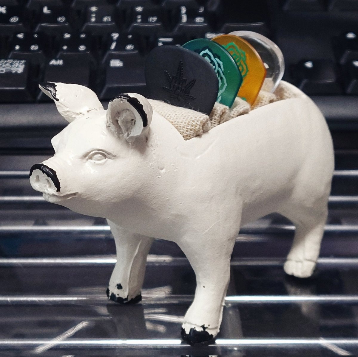 isamutheguitar's tweet photo. 新しいピック置き場

(ピッグだけに•••ｺﾞﾎｺﾞﾎ)

#pickstand
#pigstand
#guitar
#ギター https://t.co/c9JdSXqLyJ