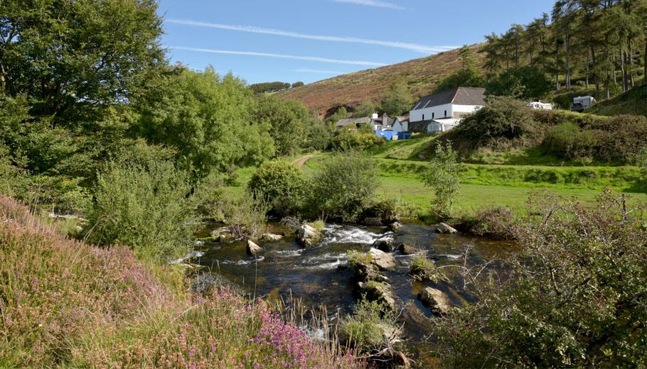 lovenorthdevon's tweet image. Jump into fun on the farm with a North Devon farm holiday! Enjoy fresh, local produce and meet the animals and maybe even muck in yourself. bit.ly/2Uns3zp