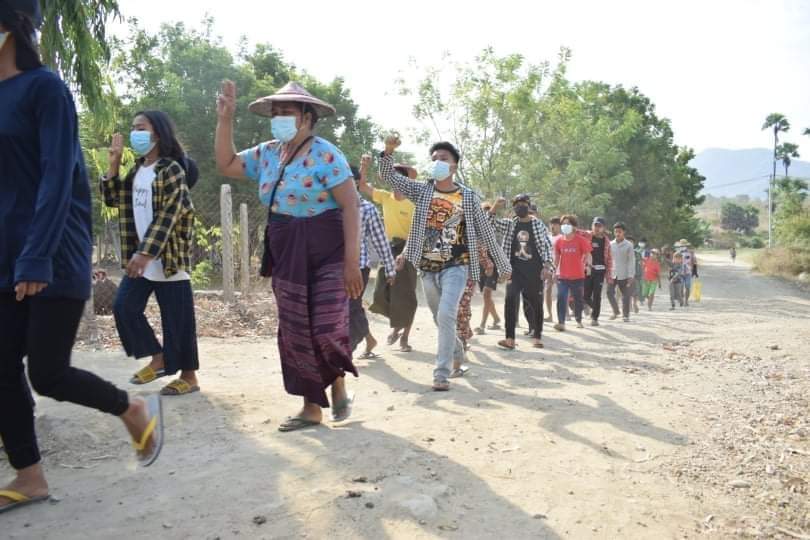 MoeeMyint's tweet photo. 362nd day of anti military coup protest by locals from villages in northern SarLinGyi and eastern YinMarBin. We will never stop protesting until we get democracy.
#MassacreInMyanmarByJunta
#2022Mar7Coup
#WhatsHappeningInMyanmar https://t.co/u1Vqweu1uq