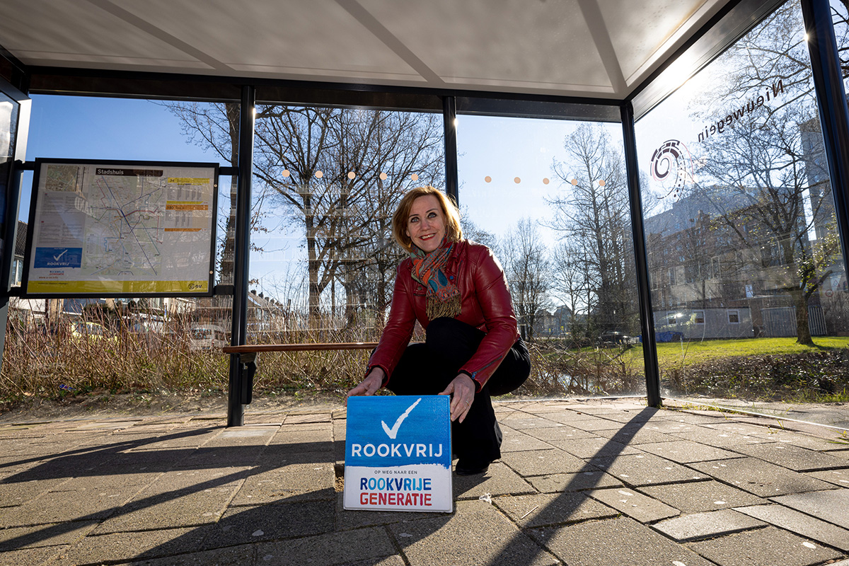 Alle bushaltes in de gemeente #Nieuwegein zijn #rookvrij. Roken is niet meer gewenst bij de haltes en: “dat laten we zien ook!”, aldus wethouder Ellie Eggengoor. Zij legde vandaag de laatste tegel van de ‘Rookvrije generatie’. Heb jij de tegels, stickers en bordjes al gespot?