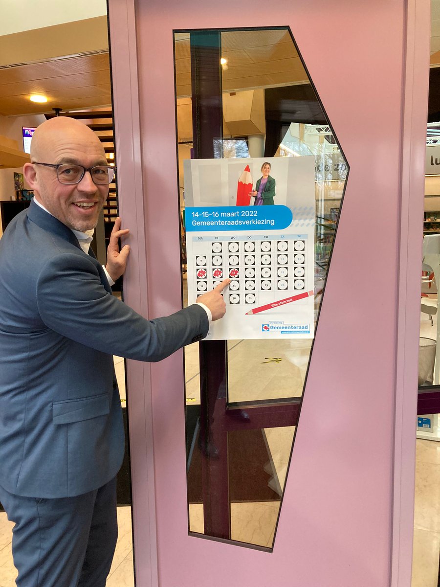 gem_StmGestel's tweet photo. De gemeenteraadsverkiezingen komen eraan. Burgemeester Looijen plakt de poster. Niet om een politieke partij te promoten wel om inwoners op te roepen om 14,15 of 16 maart naar de stembus te gaan. 
#smgkiest #elkestemtelt #GR2022 https://t.co/ecTsWm3Cd5