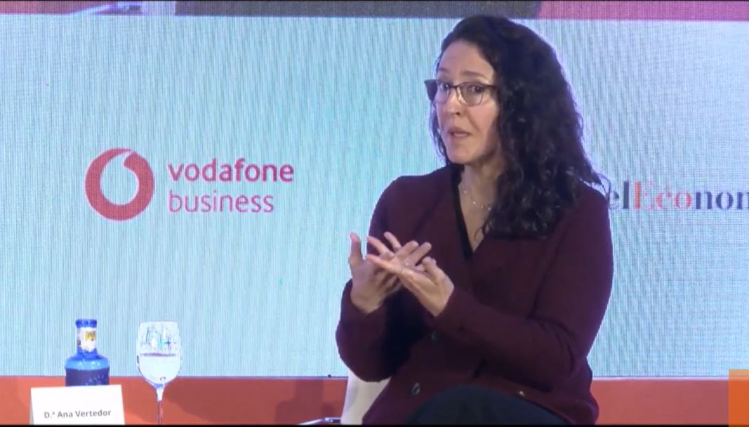 VodafoneEmpresa's tweet photo. 🗣️ “Las herramientas digitales serán básicas para mejorar la productividad y colaboración de las #Pymes y ofrecen la ventaja de poder trabajar desde cualquier lugar cuando lo necesitan” @AnaVertedor (@SalesforceES) en #KitDigitaleE

🔴 #ENDIRECTO 
👉🏻 https://t.co/BbyTzVPtFp https://t.co/dzGjbAMkVn