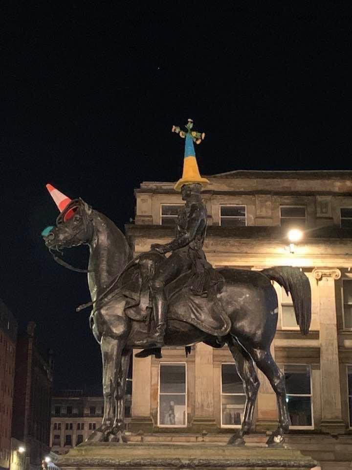 GLASGOWEYES's tweet image. Glasgow's Duke of Wellington statue gets new Ukrainian themed traffic cone #Glasgow #Scotland #Ukraine️