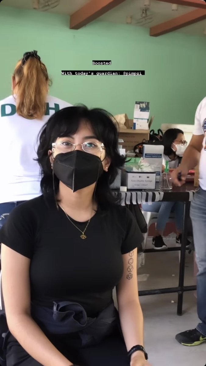 kirsbot's tweet photo. the hair the tattoos the eyeglasses the necklace the shirt 

IM INLOVE WITH KIRSTEN SALAZAR https://t.co/2FzIR3Xq1a