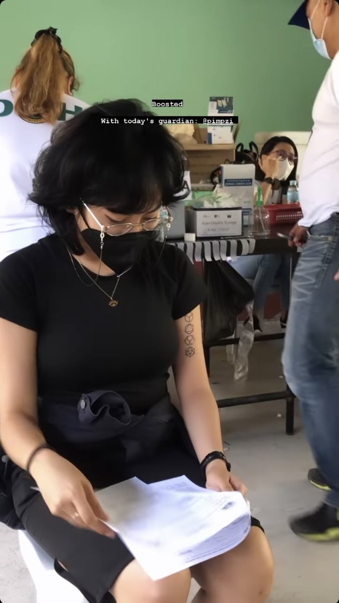 kirsbot's tweet photo. the hair the tattoos the eyeglasses the necklace the shirt 

IM INLOVE WITH KIRSTEN SALAZAR https://t.co/2FzIR3Xq1a