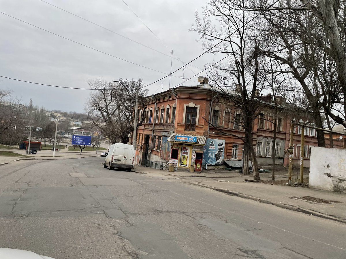 shaunwalker7's tweet photo. Somewhat bizarre to have endless messages in my mentions telling my this is photoshopped and “schooling” me in being able to recognise fakes. I took the photograph myself three hours ago. Here it is from further away. https://t.co/VCmxwyCiYV