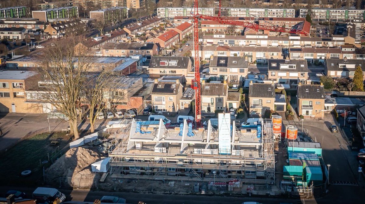DeGildenGroep's tweet photo. De kappen van de 5 nieuwbouwwoningen aan de Bumastraat in Kampen worden vandaag geplaatst. 👍🏻 

#nieuwbouw #Kampen #Bumastraat https://t.co/2v5WwyGGUn