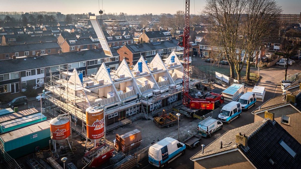 DeGildenGroep's tweet photo. De kappen van de 5 nieuwbouwwoningen aan de Bumastraat in Kampen worden vandaag geplaatst. 👍🏻 

#nieuwbouw #Kampen #Bumastraat https://t.co/2v5WwyGGUn