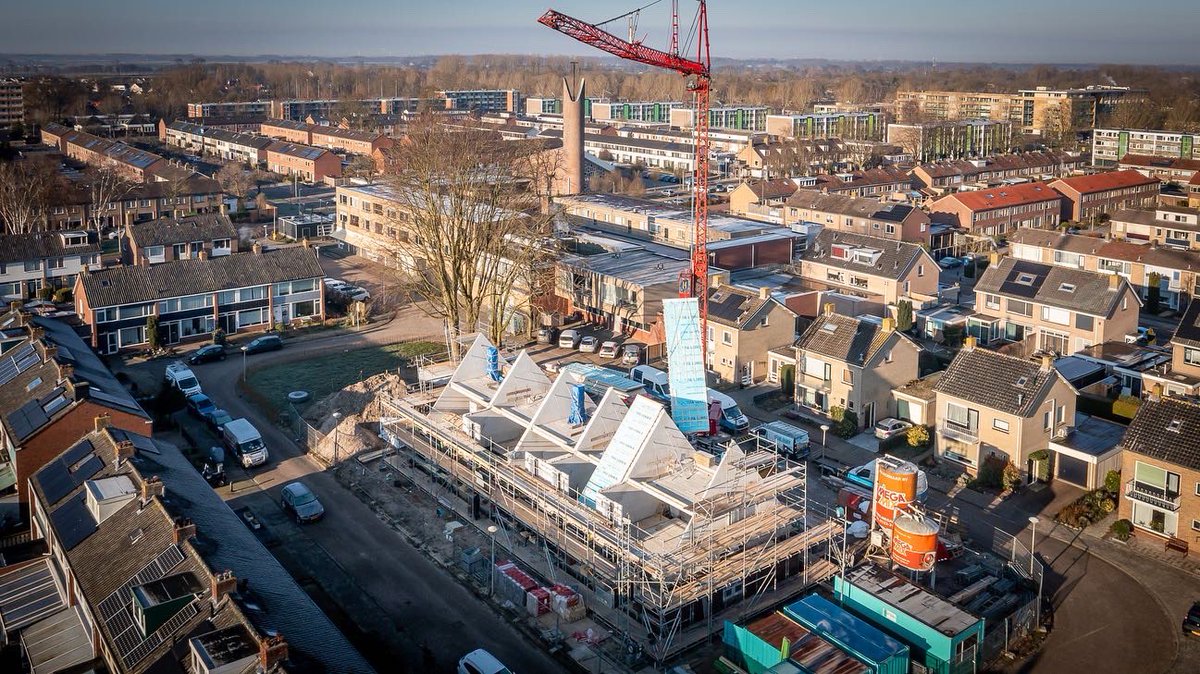DeGildenGroep's tweet photo. De kappen van de 5 nieuwbouwwoningen aan de Bumastraat in Kampen worden vandaag geplaatst. 👍🏻 

#nieuwbouw #Kampen #Bumastraat https://t.co/2v5WwyGGUn