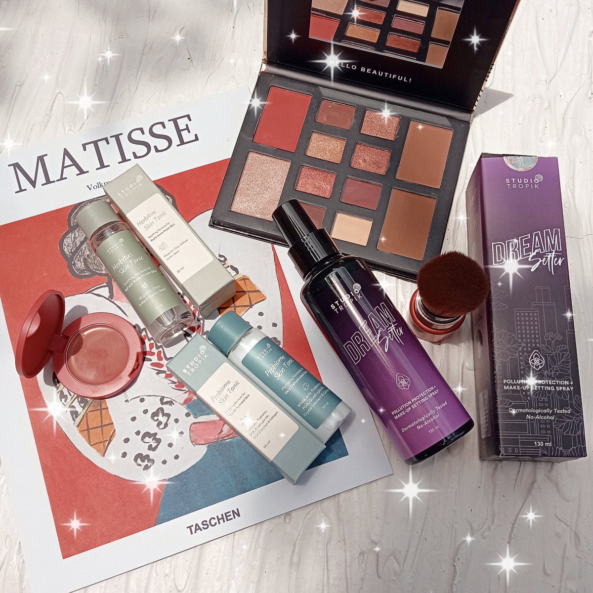 wnisekai's tweet photo. tips agar make-up tahan lama, kulit tetap lembab, 'anti pecah' di area smile lines dan bawah mata! 💄 [@studio_tropik]

— #SkinTonic #CheersToBetterSkin #DreamSetter #makeupsettingspray #StudioTropikDaily #StudioTropik https://t.co/bMXJ5te31s