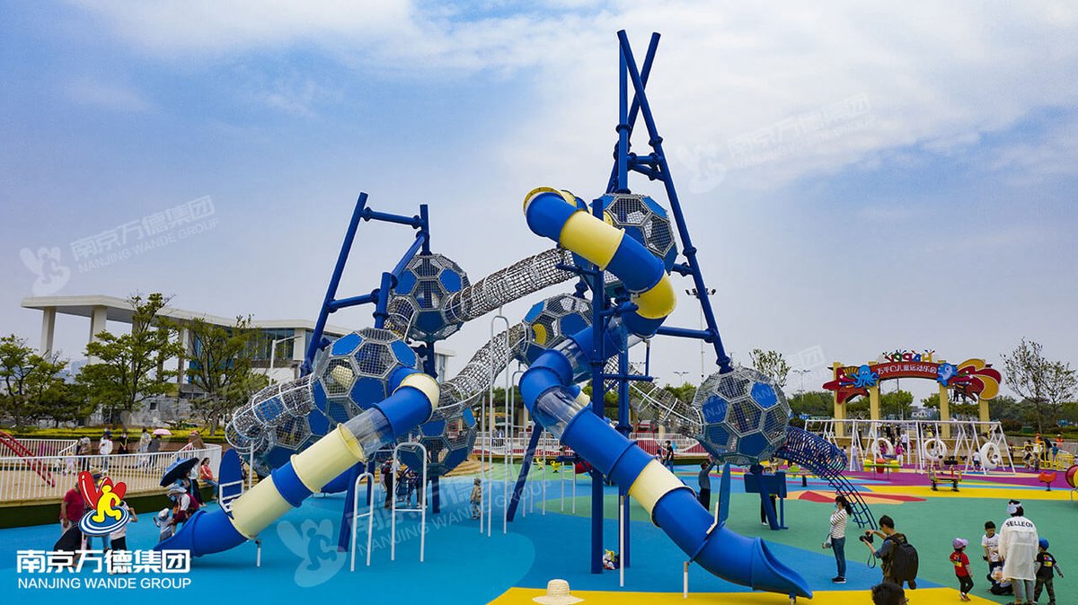 WandeOfficial's tweet photo. Today we will take you to see the children's playground designed and built by Wandeplay in Wanpingkou, Rizhao, Shandong, China.
The blue football tower, the big onion and the giant climb net are the three most eye-catching big guys in the entire amusement park. https://t.co/RlC2o1ds23