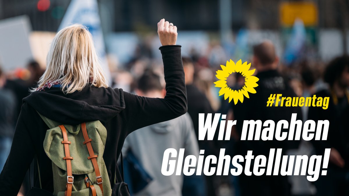 Eine junge Frau mit Rucksack hebt ihre Hand kämpferisch in die Höhe. Sie ist Teil einer Demo. Darauf der Text: #Frauentag Wir machen Gleichstellung!