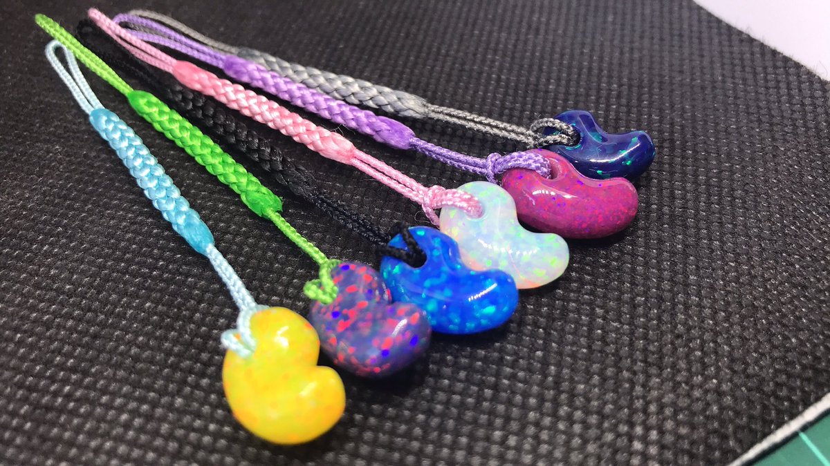 HybridopalY's tweet photo. ハイブリッドオパールは人工オパール素材です。

約20%含まれるナノレベルのシリカ微粒子が天然オパールと同様に規則的に配列されていることでオパール独特な遊色効果が現れます。

こういった内部構造がない上で、オパールっぽい見た目の人工石は一般的に"模造オパール"と呼ばれています。 https://t.co/Y2yN0pbNAx