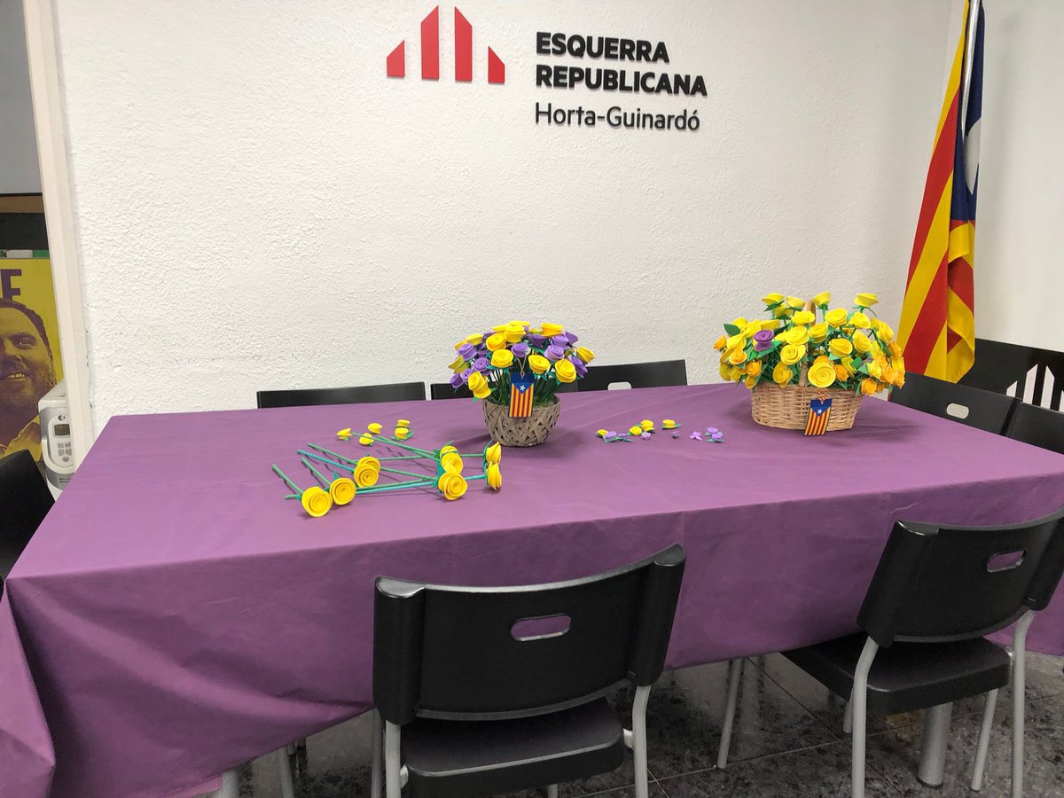 erchg7's tweet photo. ✊🏻Les dones d’ @erchg7 del casal Irla han creat  l'exposició de fotografies "🌹Roses per la llibertat",  durant el mes de març en commemoració del Dia Internacional de les Dones. 

👉🏻 Vine a veure-la els dilluns a partir de les 19:30 h. https://t.co/zR7MgpMyD0