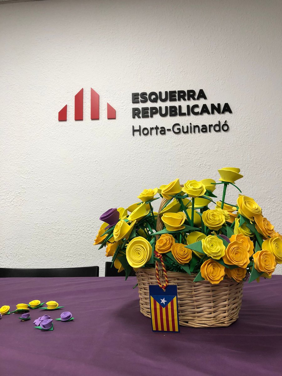 erchg7's tweet photo. ✊🏻Les dones d’ @erchg7 del casal Irla han creat  l'exposició de fotografies "🌹Roses per la llibertat",  durant el mes de març en commemoració del Dia Internacional de les Dones. 

👉🏻 Vine a veure-la els dilluns a partir de les 19:30 h. https://t.co/zR7MgpMyD0