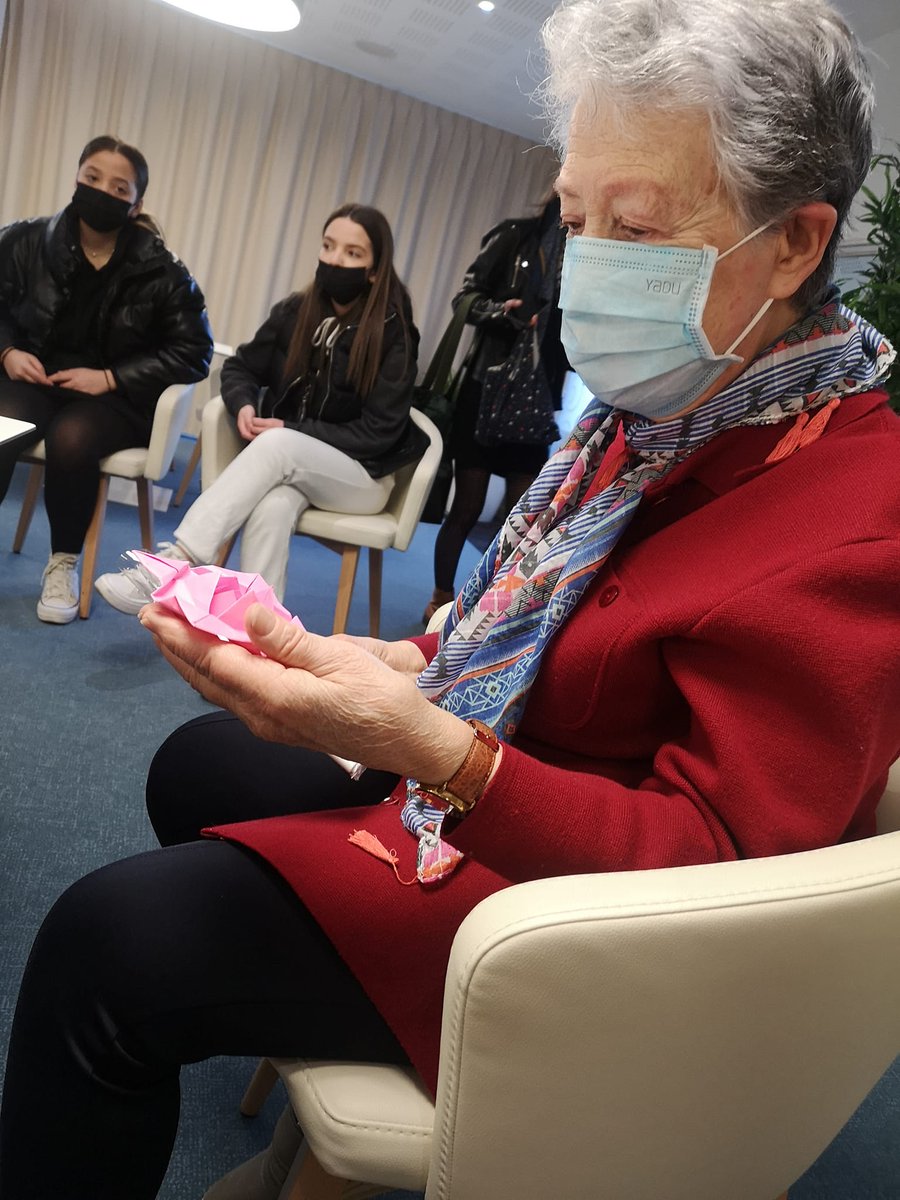 SenStEtienne's tweet photo. Ce week-end, à l'occasion de la fête des grands-mères, un centre de loisirs et une association Stéphanoise, sont venus distribuer des présents confectionnés par les enfants à l'attention de nos résidentes.@senioriales @SenStEtienne #fetedesgrandsmeres #intergenerationel #seniors https://t.co/gUukdmCdvx