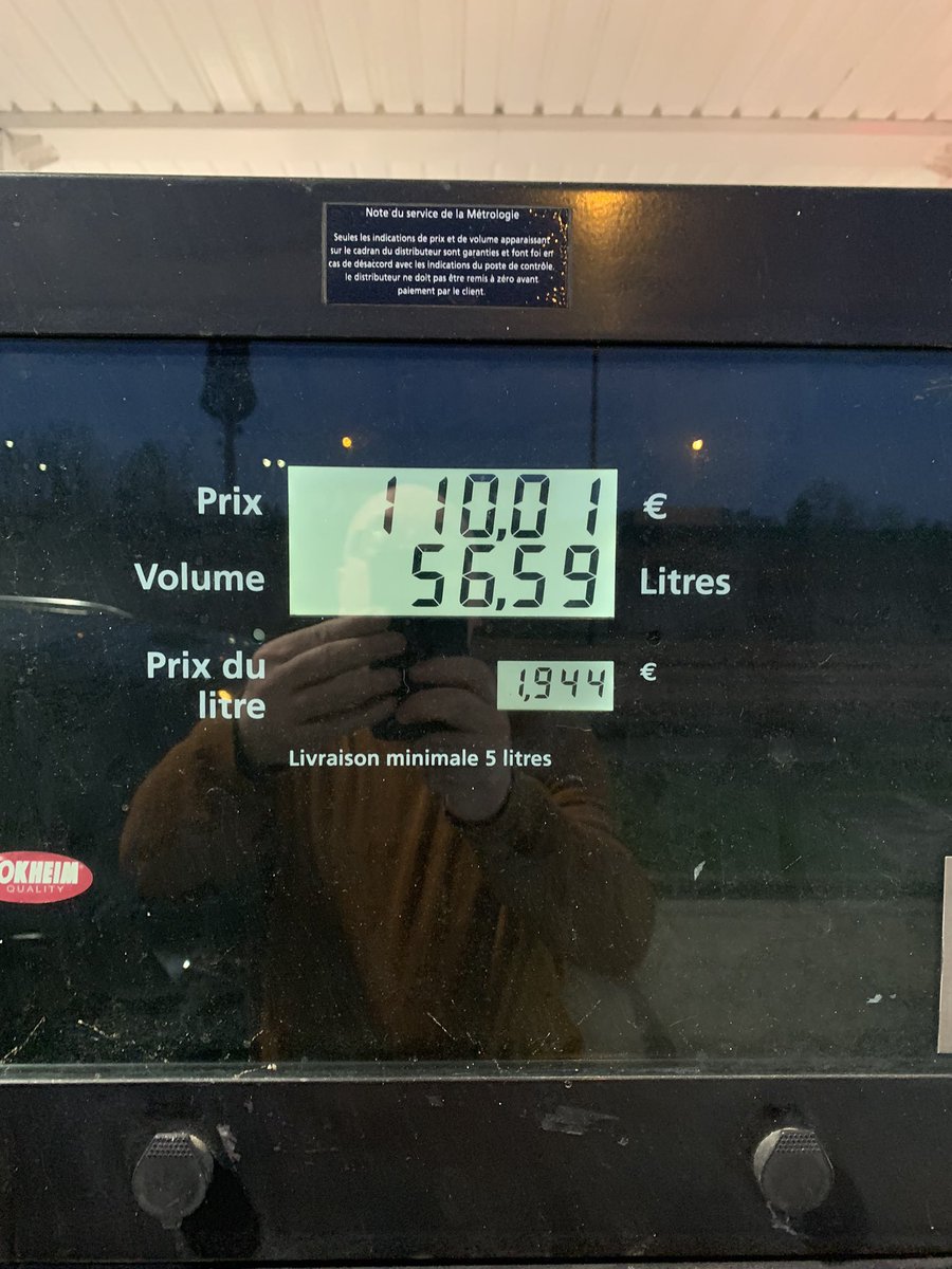 PhDavidMtb's tweet image. Pour la première fois un plein de carburant à plus de 100 euros.
Si on m’avait dit qu’un jour un plein coûterait 721 francs, j’aurais probablement hurlé « au fou ».
Les smicards qui ont besoin de leur voiture pour aller bosser ils font comment ? #BaissezLesTaxesSurLesCarburants