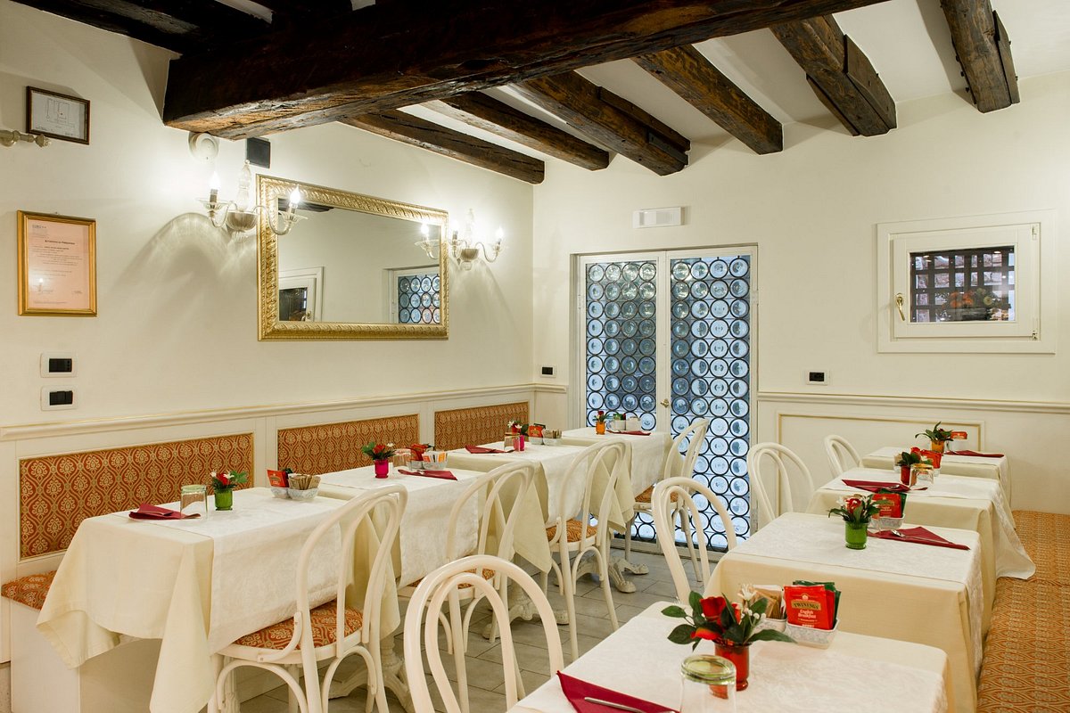 locandacazose's tweet photo. Our cosy #breakfastroom where you can enjoy a rich #buffetbreakfast, freshly prepared every morning!
https://t.co/36mN6tq7R7
#locandacazose #hotel #guesthouse #italy #italyvacation #accomodation #hotelinvenice #pensione #locanda #veniceaccomodation #besthotel #hotelroom https://t.co/HPZotX8ojS