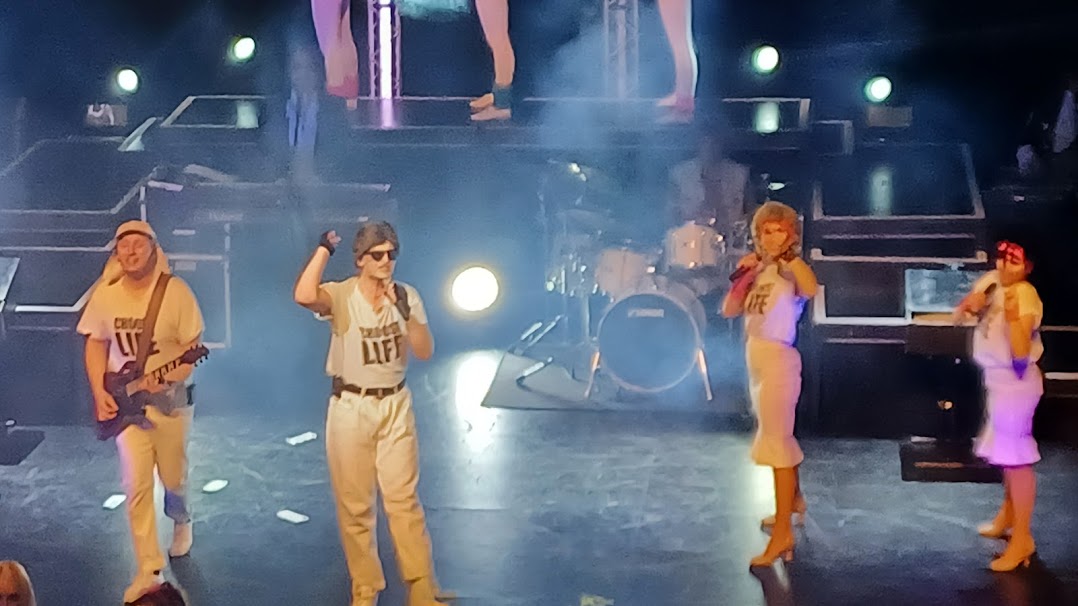 AndyBtheatre's tweet photo. Saturday night was 80s Mania @DarlingtonHipp - a briliant show packed full of 80's hits which had the full house singing and dancing - the tour continues through 2022 so check the website for details 
REVIEW https://t.co/DSjSzLDEgU
TICKETS https://t.co/n5Rudx5tgF
#80smania https://t.co/NEzmIw85qY
