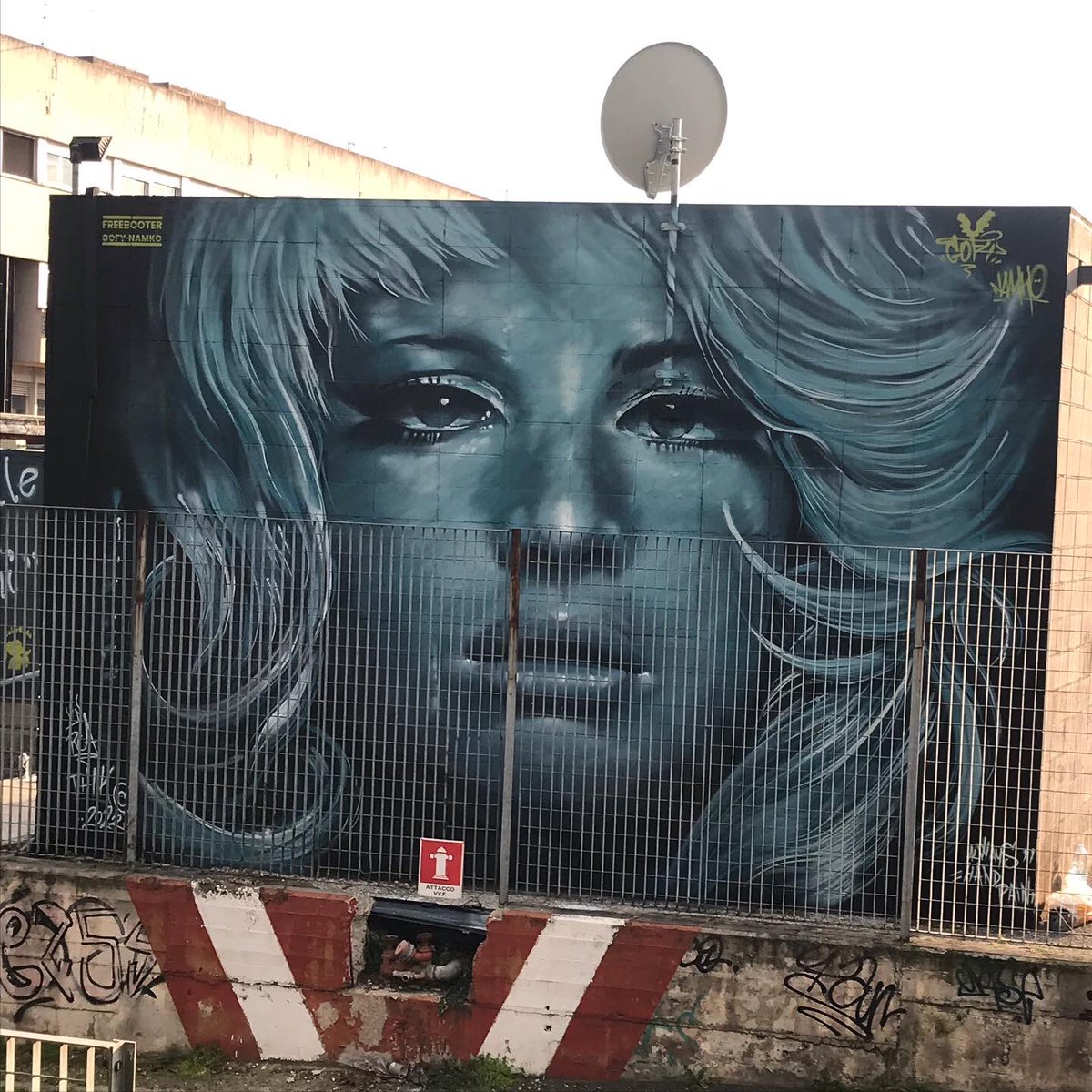 beagofy's tweet photo. Omaggio a #monicavitti 
Sul muro esterno dell’arena del #teatrotorbellamonaca 
Da un’idea dell’associazione #roma #torbellamonaca #alwayshandpaint #beagofy 
#streetart #streetartroma #streetartitalia #graffitiartist #visitlazio #makeartnotwar https://t.co/tbYcxCj7kb