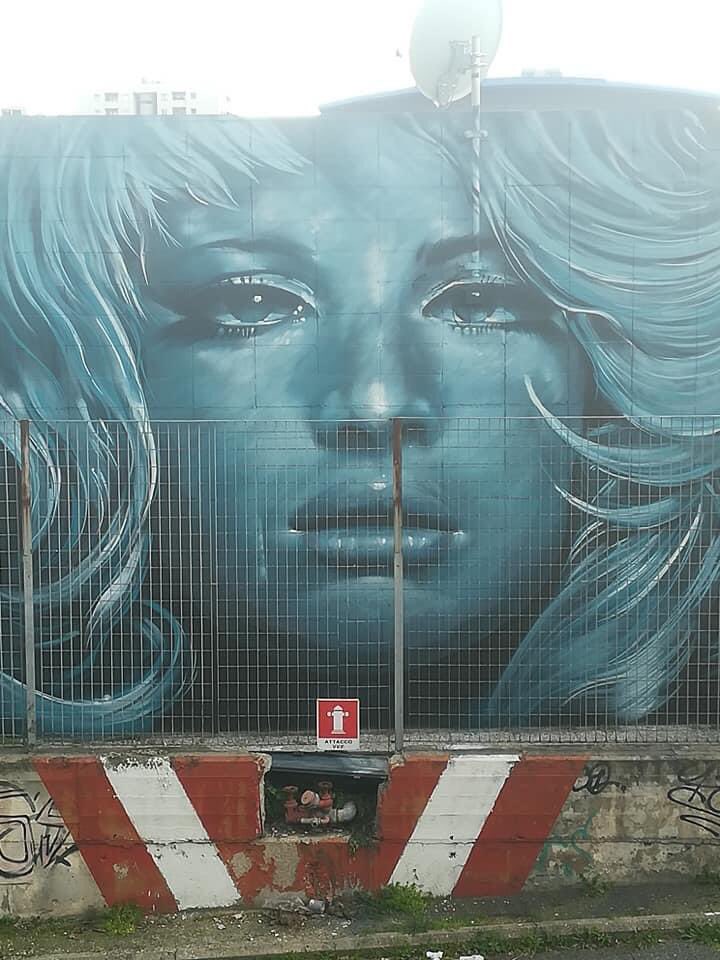 beagofy's tweet photo. Omaggio a #monicavitti 
Sul muro esterno dell’arena del #teatrotorbellamonaca 
Da un’idea dell’associazione #roma #torbellamonaca #alwayshandpaint #beagofy 
#streetart #streetartroma #streetartitalia #graffitiartist #visitlazio #makeartnotwar https://t.co/tbYcxCj7kb
