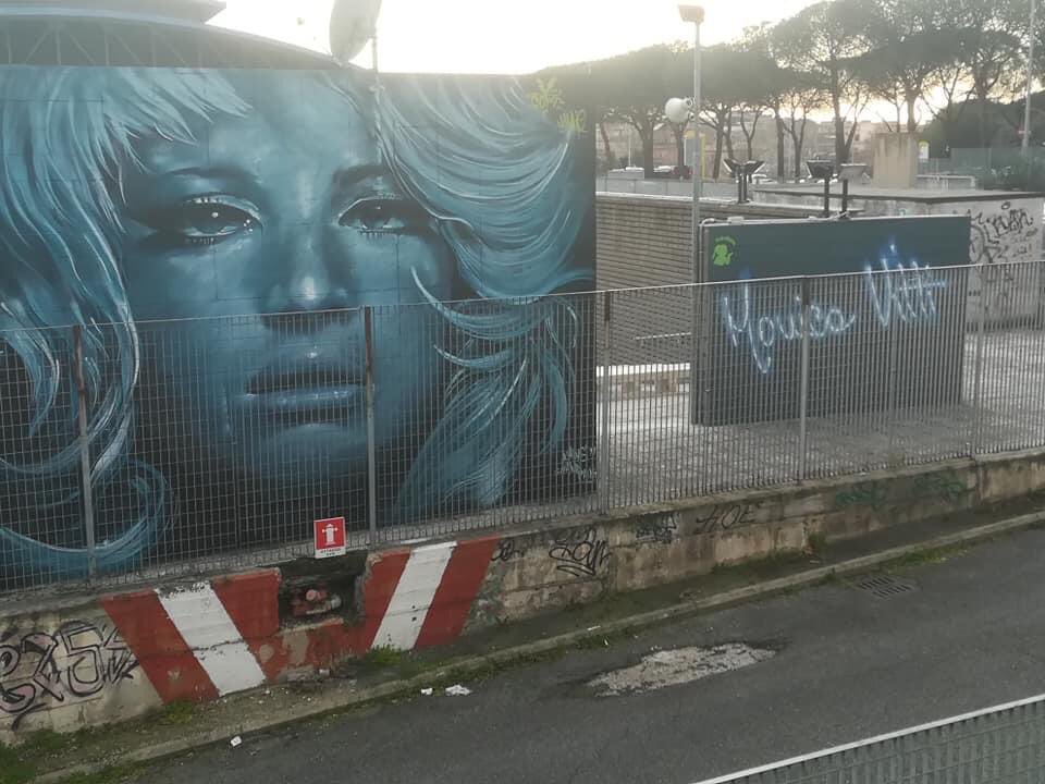 beagofy's tweet photo. Omaggio a #monicavitti 
Sul muro esterno dell’arena del #teatrotorbellamonaca 
Da un’idea dell’associazione #roma #torbellamonaca #alwayshandpaint #beagofy 
#streetart #streetartroma #streetartitalia #graffitiartist #visitlazio #makeartnotwar https://t.co/tbYcxCj7kb