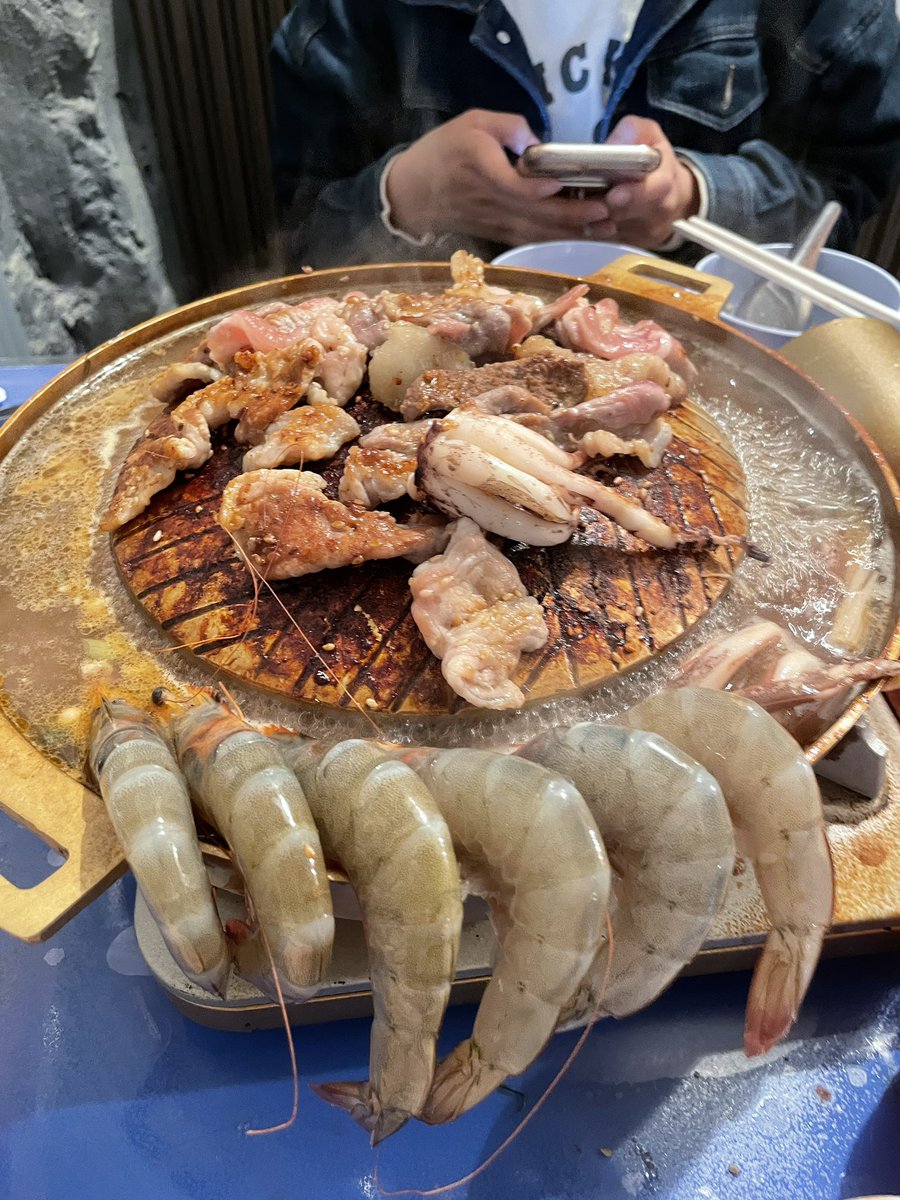 shewithjapan's tweet photo. #หมูกระทะ บุฟเฟ่ต์ที่โตเกียวค่ะทุกคน! 90 นาที เพียง 1999 เยนเท่านั้น มีหมูสามชั้น หมูหมัก กุ้ง ปลาหมึกและอื่นๆ เพียบ ที่สำคัญสุด พนง หล่อคร๊าาาา😚 📌@MOOKATAONLY Yushima อุเอะโนะ 
#อร่อยไปเเดก #รีวิวญี่ปุ่น #เที่ยวญี่ปุ่น #ムーガタ มี 5 โต๊ะเท่านั้นไม่อยากพลาดอย่าลืมจองก่อนไปนะคะ https://t.co/VbI7b0N8H2