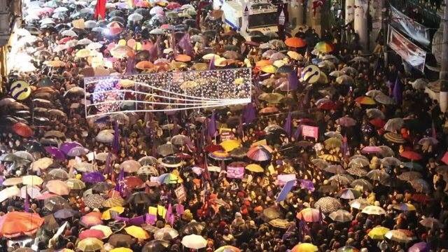 8 Mart’ta hava yağmurlu gözüküyor. Yağmurda feminist isyan da bir başka güzel olacak😉
Şemsiyelerimizi açıp, yağmurluklarımızı giyip 8 Mart’ta Taksim’de buluşuyoruz değil mi? 🌪🌈💜⚡️☔️⛈