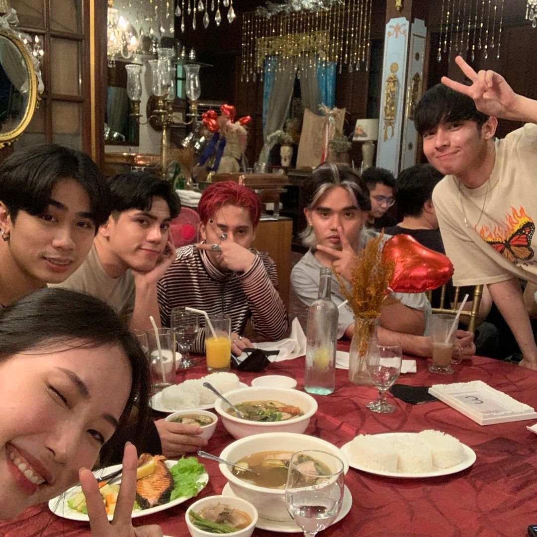 SB19_ATINph's tweet photo. SB19 with Jessica Lee 💙

SB19 THE EXCHANGE STUDENT
@SB19Official 
#SchoolBuddies_Ep2
#SB19xJessicaLee https://t.co/Xzdj25jfTY