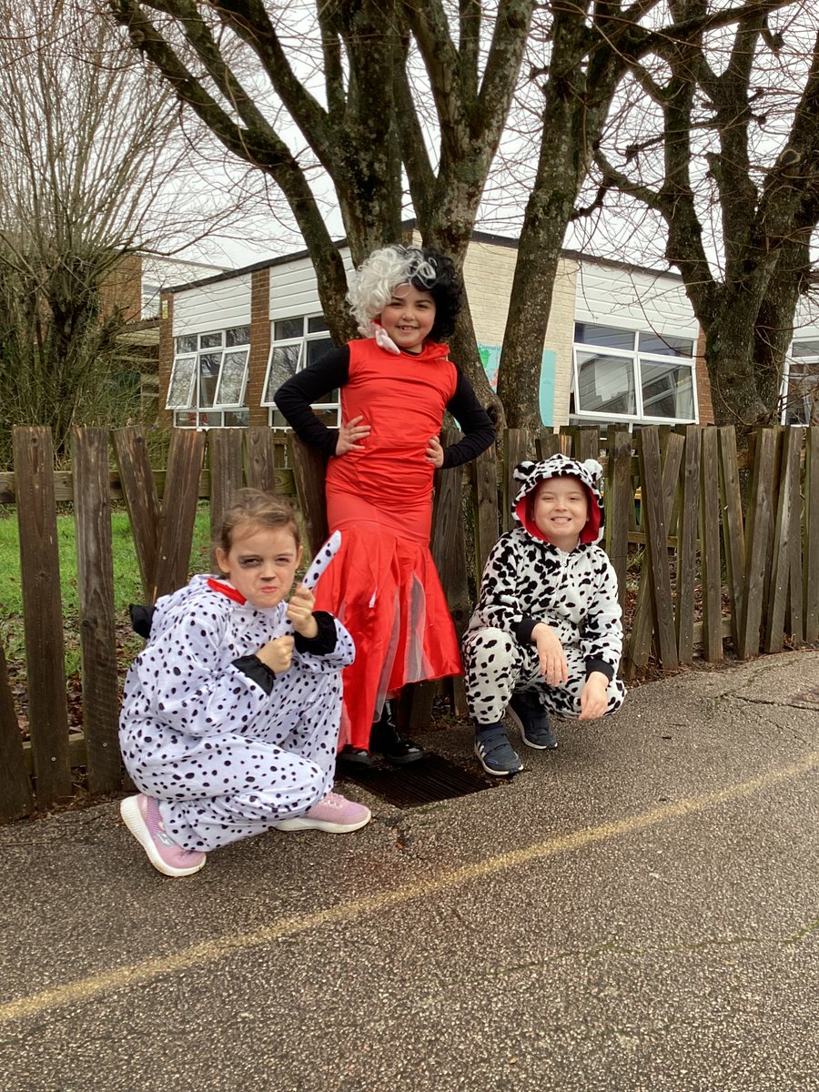 SouthwayJS's tweet photo. Year 3 had a fantastic #worldbookday and enjoyed drawing themselves as their Book Day character, buddy reading and the amazing quizzes and competitions throughout the week. There were some wonderful costumes - thank you for participating! #headinabook https://t.co/zmlz9ZVuP3