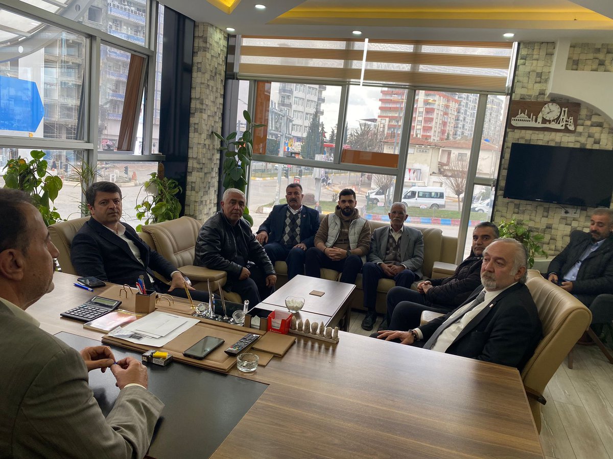 İl Başkanımız, Merkez İlçe Başkanımız ve yönetici arkadaşlarımızla birlikte Kahta ilçemizde gerçekleştirdiğimiz bir dizi ziyaretin ardından Kahta İlçe Başkanımız Mustafa Celayer ve ilçe yöneticisi arkadaşlarımızla bir araya geldik.