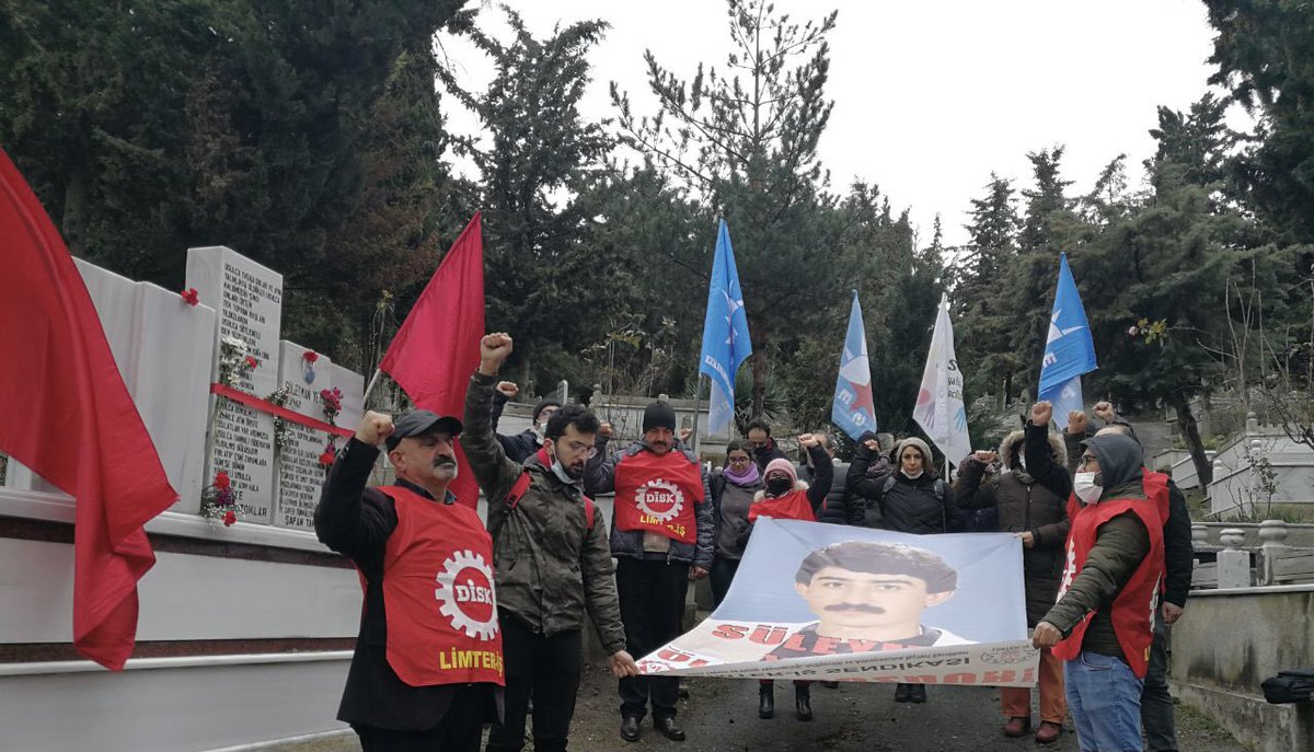 7 Mart 1999’da işkenceyle katledilen komünist işçi önderi Süleyman Yeter’i mezarı başında andık.

İsmin ve adanmışlığın, açlığa, işsizliğe, yoksulluğa, kapitalizme ve faşizme karşı direnişi büyüten işçi sınıfı ve ezilenlerin mücadelesinde yaşayacak!
#SüleymanYeter