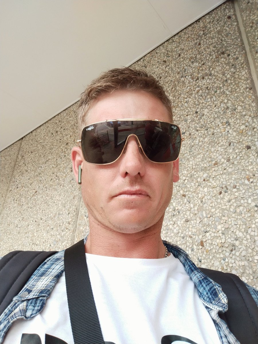 scondaruz's tweet photo. Spent the Monday picking up on strange things on my phone. Ever feel like you're being pulled into opposite directions? https://t.co/Ve0qTsAJ58
