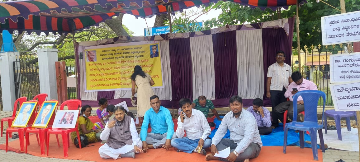 SDTUMysuru's tweet photo. #SDTU_MYSURUವಿಶ್ವವಿದ್ಯಾಲಯದ ಬೋಧಕೇತರ ಸಿಬ್ಬಂದಿಗಳ ಹೋರಾಟಕ್ಕೆ ಕೌನೆನ್ ಮಿರ್ಜಾ, ಕರ್ನಾಟಕ ರಾಜ್ಯ ಸಮಿತಿ ಸದಸ್ಯರು,ಎಸ್. ಡಿ. ಟಿ.ಯು ಹಾಗೂ ನಸ್ರುಲ್ಲಾ, ಮೈಸೂರು ಜಿಲ್ಲಾ ಉಪ ಅಧ್ಯಕ್ಷರು, ಎಸ್. ಡಿ. ಟಿ.ಯು ರವರು ಬೆಂಬಲ ನೀಡಿರುತ್ತಾರೆ.
@SdtuKarnataka 
@SDPI_KarPresi 
@SdpiMysofficial https://t.co/zlUIns7Syy