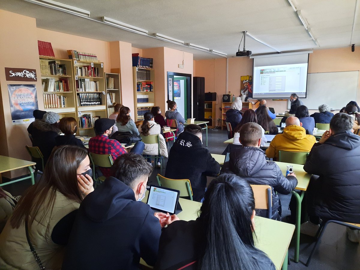cepafuenla's tweet photo. Pistoletazo de salida de las JJCC de @cepafuenla. Antonio Díez imparte un magnífico taller sobre catalogación de la biblioteca con ABIES. L@s alumn@s, atentos a sus indicaciones, son los protagonistas. Una auténtica #FreireExperience @sanz_ismael @CTIFMadridSur @CLARAISABELGAR4 https://t.co/x593Vo2Nfx