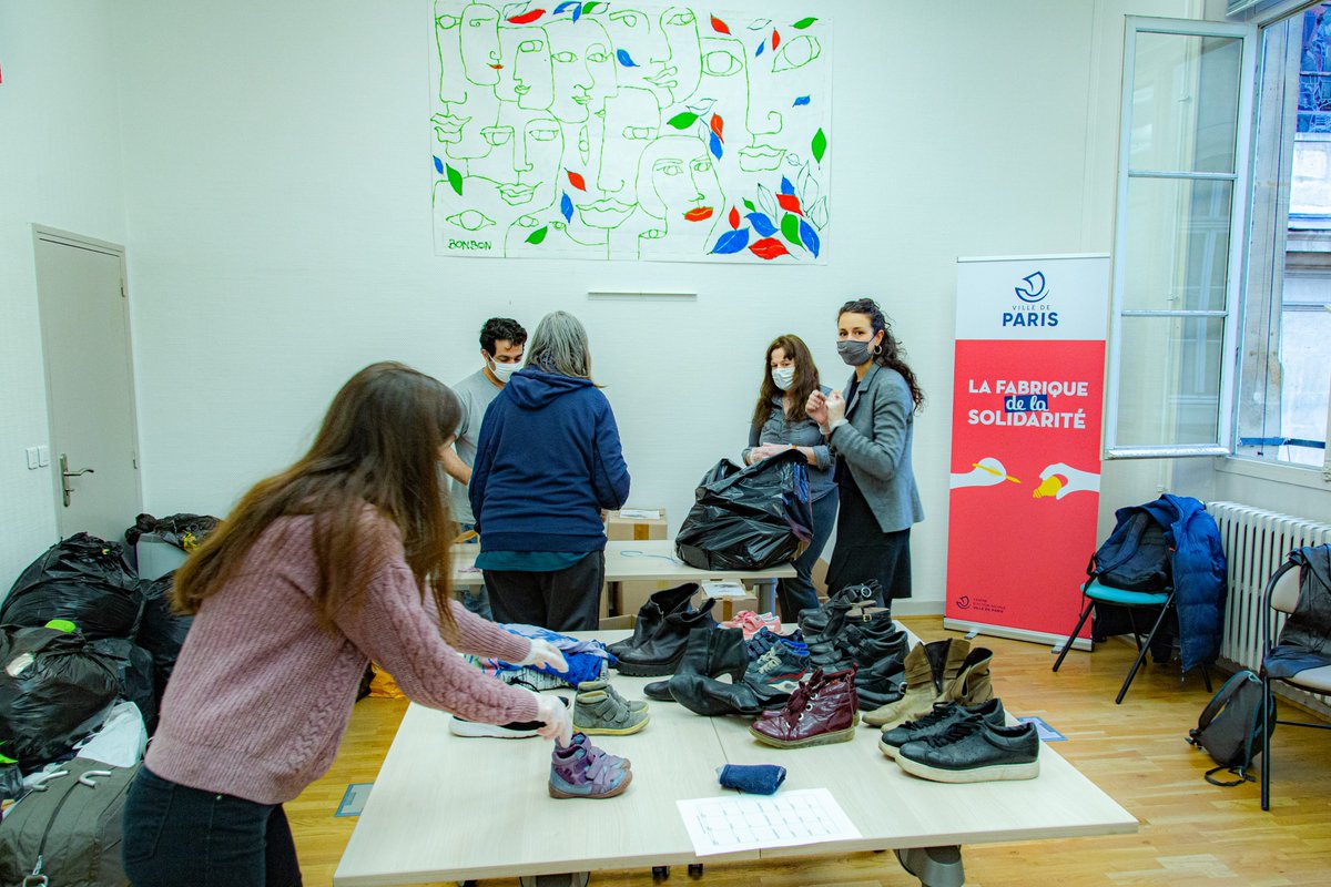 Paris_Habitat's tweet photo. Nous mettons à disposition de la Fabrique de la #Solidarité un local de 1700m² dans le 18e pour du stockage de denrées et de biens avant acheminement pour l'#Ukraine. #ParisHabitatSolidaire https://t.co/M1HqUpHNBn
