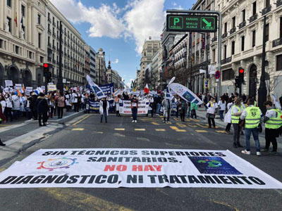 ElDigitalCU's tweet photo. Los Técnicos Superiores Sanitarios muestran su unión en la manifestación de Madrid
https://t.co/sPJWKVx4dp https://t.co/UqFX0HUty6