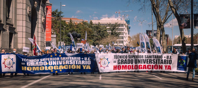 ElDigitalCU's tweet photo. Los Técnicos Superiores Sanitarios muestran su unión en la manifestación de Madrid
https://t.co/sPJWKVx4dp https://t.co/UqFX0HUty6
