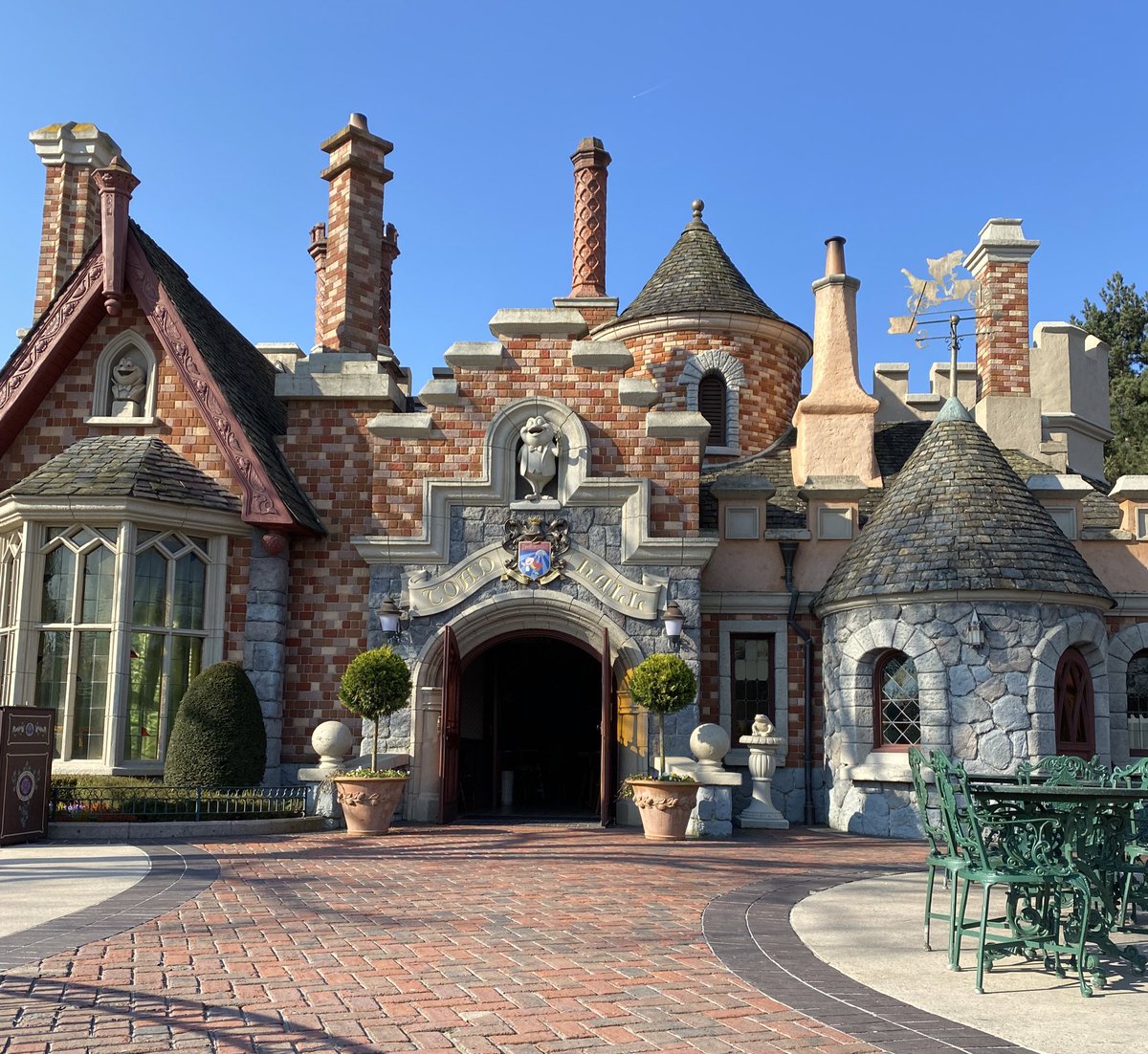 Cave0fWonders's tweet photo. ✨ Le Restaurant Toad Hall 🐸 se prépare à rouvrir ses portes le 6 avril avec comme nouveautés des emballages en papier et une recette végétarienne : le Tofish ! - Fantasyland ✨
#disneparks #DisneylandParis30 https://t.co/Q6986TUHgy
