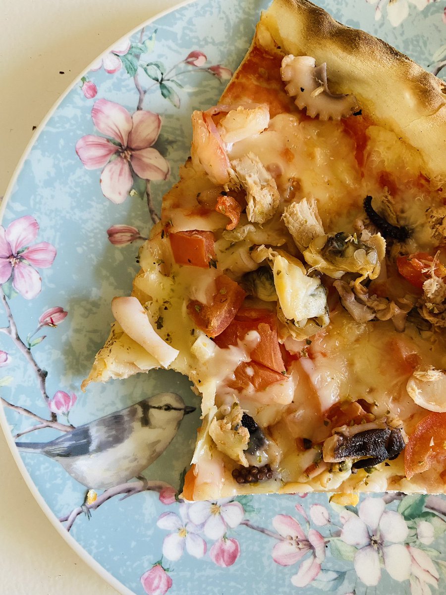 SaSaLaSharif's tweet photo. 10:52 Uhr in Deutschland 🇩🇪
#CodePizza zum Frühstück…
…what else?! 😎✌️
#MahlZeit im Urlaub
*Note 2 #MeMyselfAndI: irgendwie IMMER im #Dienst… Da muss ich noch ganz stark an mir arbeiten loslassen zu können! 😂😅 https://t.co/yujTcvJSpl