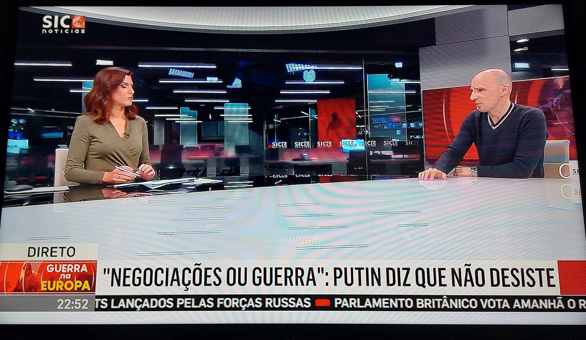 Ontem à noite na <a href="/SICNoticias/">SIC Notícias</a>, com a <a href="/PatCarvalhoSIC/">Ana Patrícia Carvalho</a>, abordei algumas questões:
- À medida que os dias passam, não  se pode aceitar ou normalizar o conflito. É preciso um cessar-fogo urgente
- Acompanhar canais de negociação turcos e israelitas. Sem grande fé em Macron. 1/3