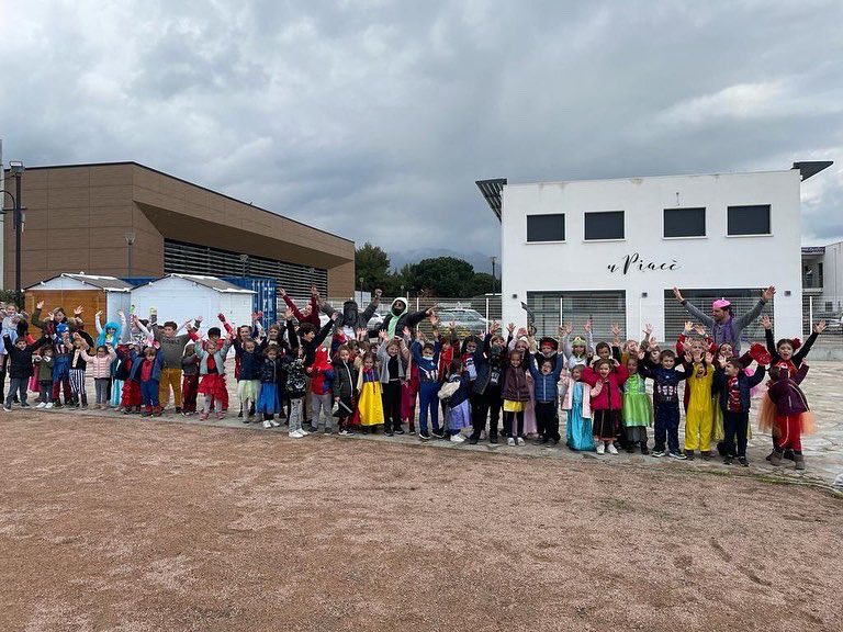 SarrolaDe's tweet photo. Défilé de couleurs autour de la mairie annexe de Sarrola-Carcopino pour faire oublier le ciel gris de la journée.
Une trentaine de petits lutins, fées, sorciers et autres super-héroïnes ou super-héros ont défilé sur la place Noël Sarrola. 
Bravo à l’équipe du CLSH de Baléone https://t.co/exgitm9AFR