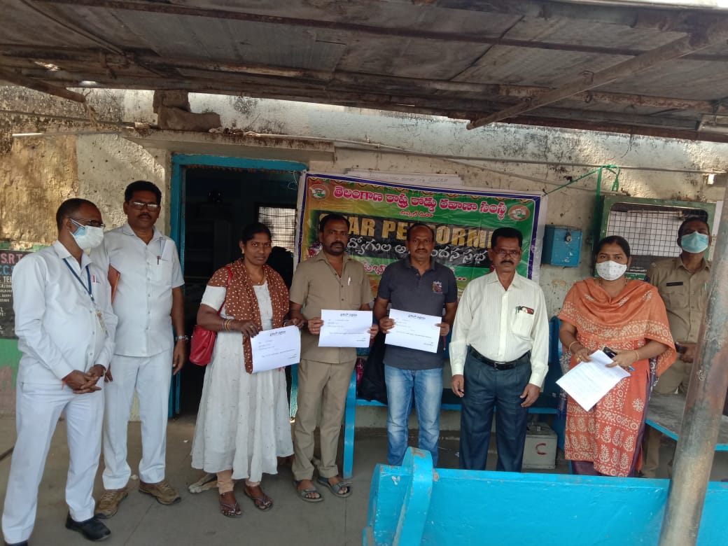 dmupltsrtc's tweet photo. @TSRTCHQ @tsrtcmdoffice @rmhrtsrtc @dvmhyttsrtc Sir, STAR PERFORMER appreciation letters to Uppal Depot conductors for the month of Feb_2022, on their highest EPK achieved 1. Sri V B Char, 216777, 2.Sri K Srinivas, 210339, and Smt L Kumari, 213762 in the presence of the Depot emp https://t.co/J9clt810vH